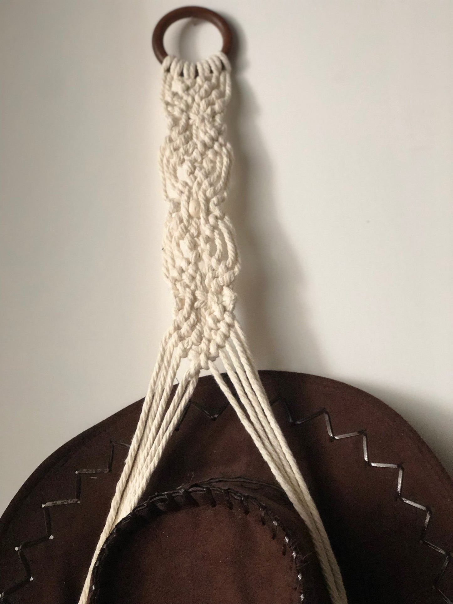 Suspension porte chapeau en macramé