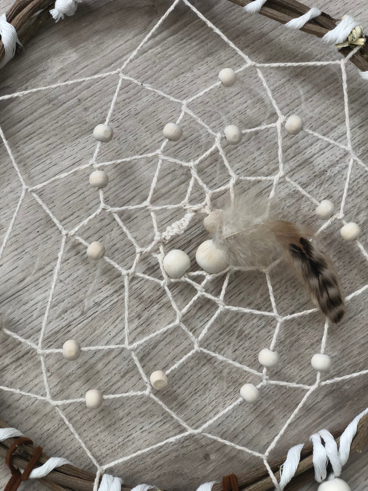 Attrape rêve ton de blanc et de beige.