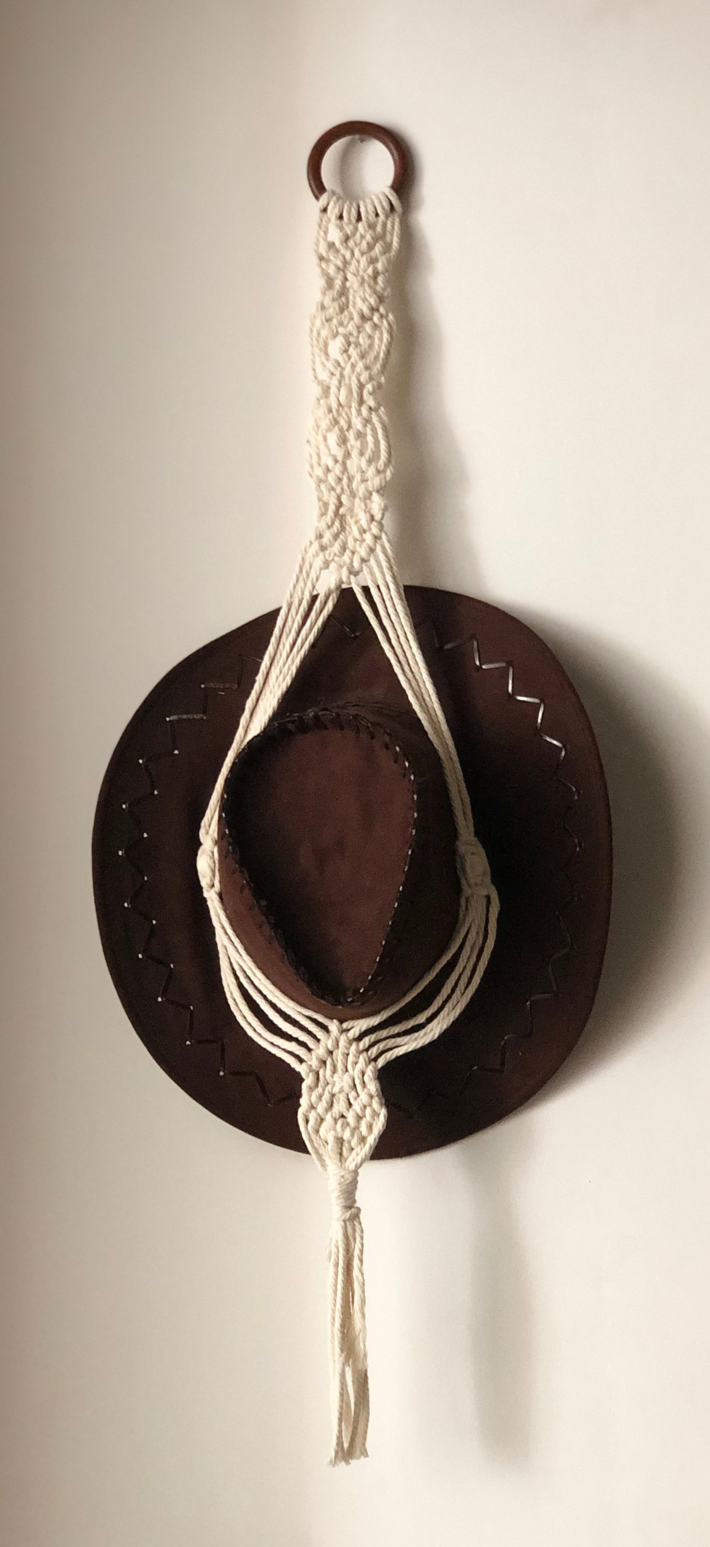 Suspension porte chapeau en macramé