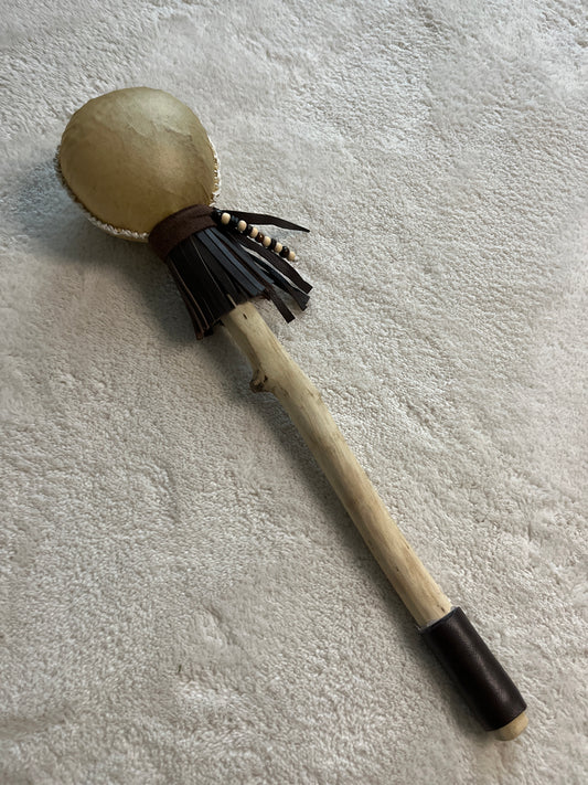 Hochet chamanique en cerf
