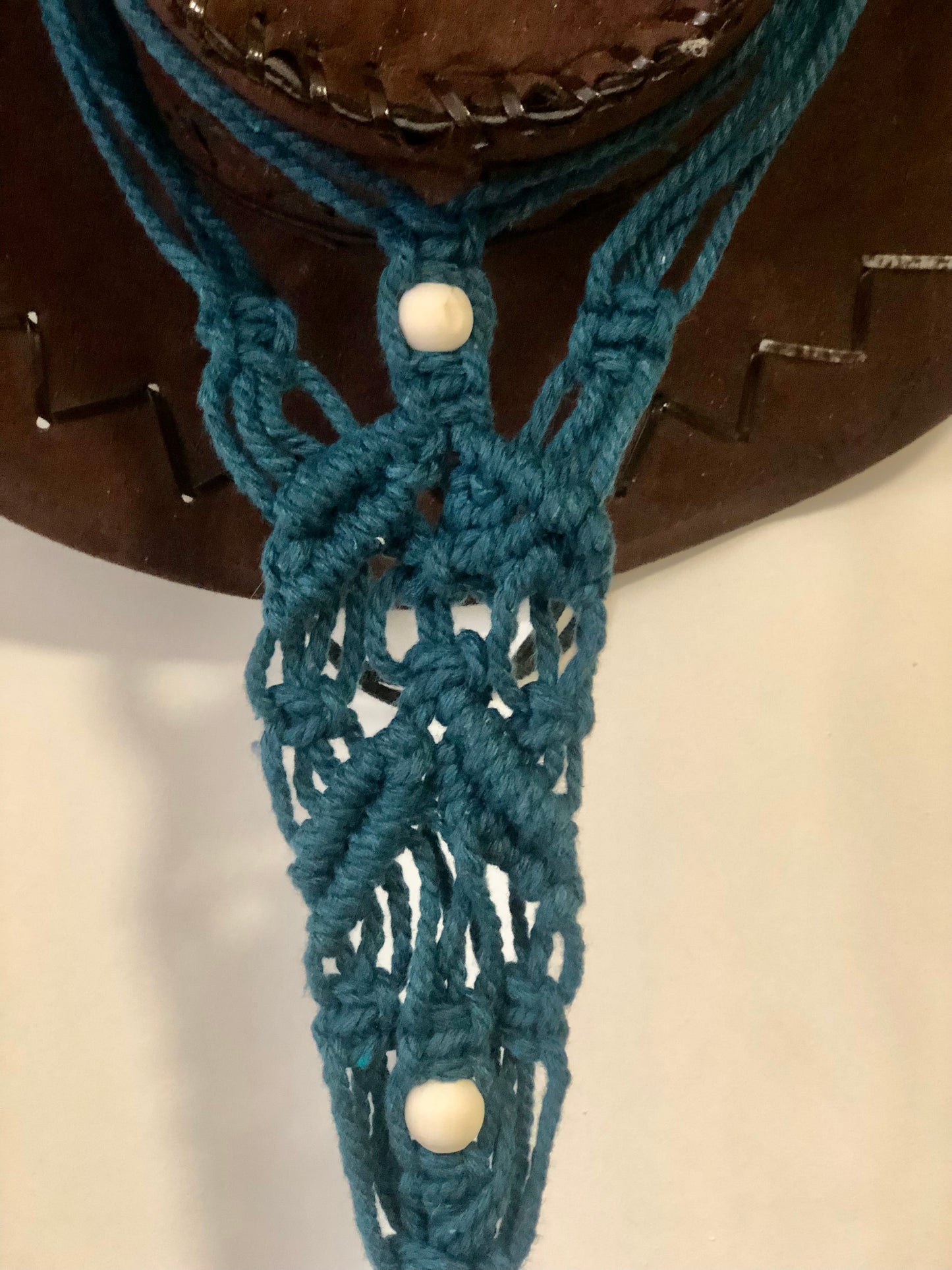 Suspension porte chapeau en macramé