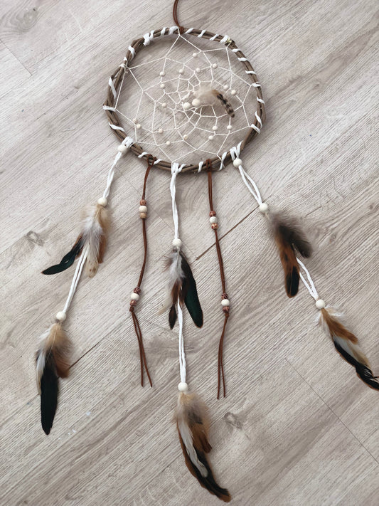 Attrape rêve ton de blanc et de beige.