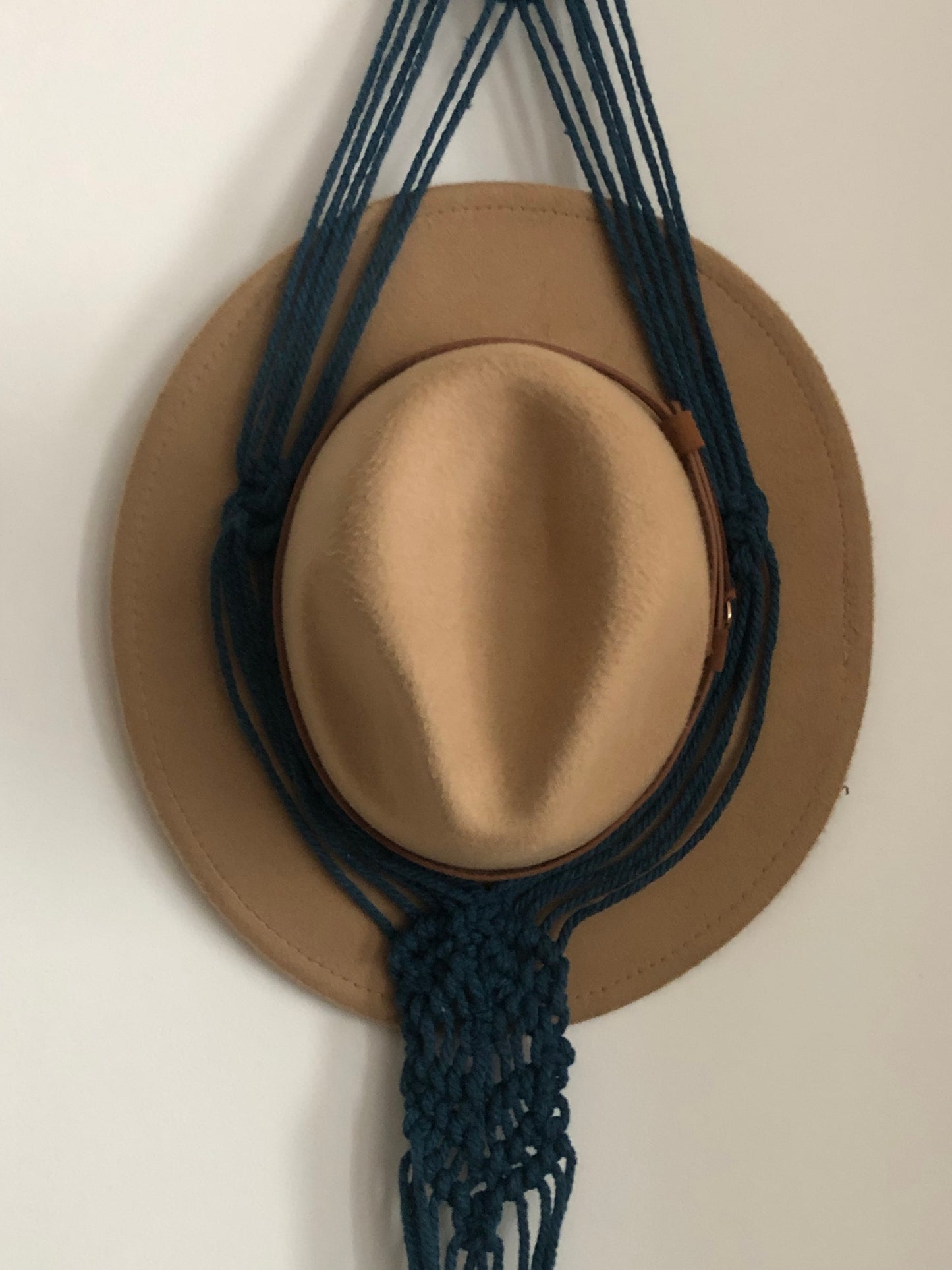 Suspension porte chapeau en macramé